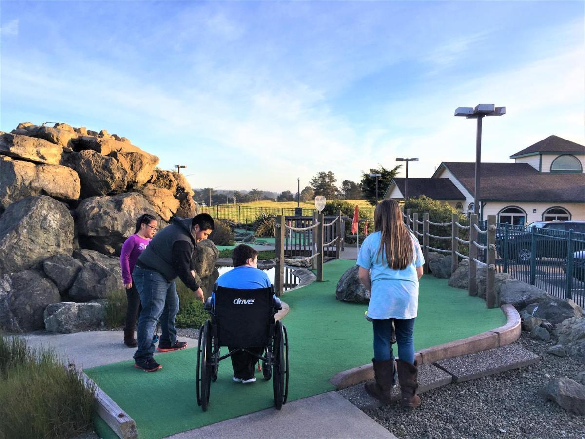 פורט בראג Emerald Dolphin Inn & Mini Golf מראה חיצוני תמונה