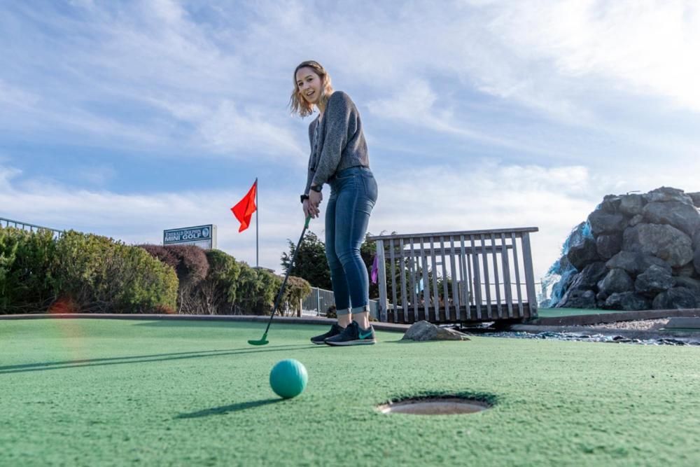 פורט בראג Emerald Dolphin Inn & Mini Golf מראה חיצוני תמונה